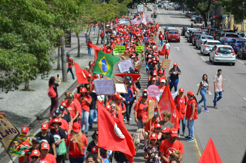 Marcha Mulheres em Resistência Contra Todas as Formas de Violência. Por Terra, Teto, Trabalho